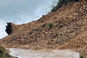 Xã Măng Ri xuất hiện 5 vị trí sạt lở tuyến Tỉnh lộ 672 kéo dài hơn 100m