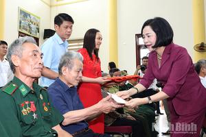 Phó Chủ tịch Quốc hội thăm, tặng quà gia đình chính sách, người có công tại Ninh Bình