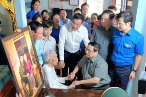 Thủ tướng Phạm Minh Chính tri ân Mẹ Việt Nam Anh hùng và dâng hương tưởng niệm tại Quảng Trị