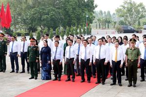 Lãnh đạo tỉnh Phú Thọ tưởng niệm các Anh hùng liệt sĩ, thăm hỏi gia đình người có công