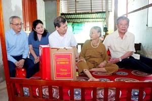 Chánh án Tòa án Nhân dân Tối cao dẫn đầu Đoàn công tác thăm gia đình người có công tại Vĩnh Long