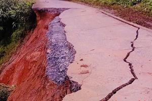 Thanh Hoá: Sạt lở nghiêm trọng đường vào bản Sa Ná