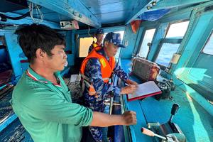 Bộ Tư lệnh Vùng Cảnh sát biển 4: Phát hiện, bắt giữ tàu cá vận chuyển trái phép trên 40.000 lít dầu D.O