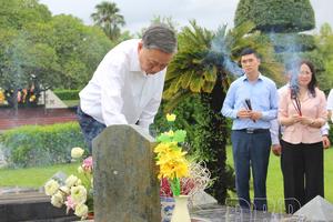 Tổng Bí thư Tô Lâm dâng hương Anh hùng liệt sĩ tại Điện Biên