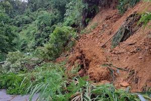 Nghệ An: Tìm cách cứu trợ các hộ dân vẫn bị chia cắt