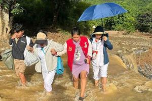 Nghệ An: Băng rừng lội suối, hỗ trợ sản phụ sinh con ngay trên đường