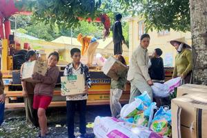 Nghệ An: Trao 110 suất quà cho các hộ có trẻ em bị ảnh hưởng bởi lũ lụt