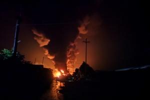 Lực lượng chức năng nỗ lực tiếp cận hiện trường vụ cháy lớn tại KCN Âu Lâu