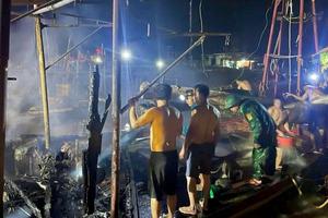 Thanh Hóa: Tàu cá cháy dữ dội tại cảng Lạch Trường