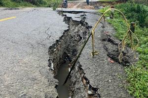 Quảng Ngãi: Quốc lộ 40B sụt lún nghiêm trọng sâu gần 1 mét, dài gần 30 mét