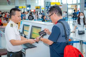 Sân bay Nội Bài đón lượng khách kỷ lục, cách nào giảm áp lực?