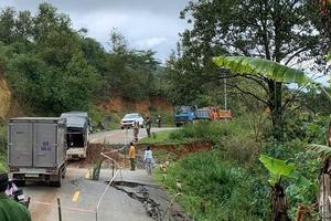 Quảng Ngãi: Khẩn trương khắc phục hậu quả mưa lũ gây sạt lở nghiêm trọng