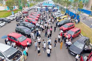 VINFAST bàn giao lô xe Limo Green đầu tiên cho khách hàng