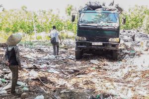 Bắt quả tang xe tải đổ thải có dấu hiệu gây ô nhiễm môi trường