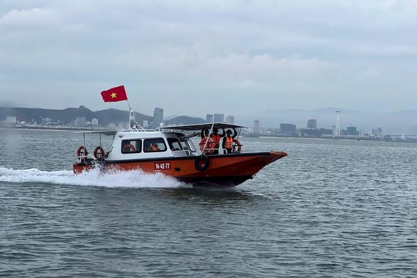 Tăng cường tàu quân y, xuồng cơ động ứng trực cứu hộ, cứu nạn trên vịnh Hạ Long