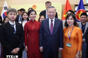 Tổng Bí thư Tô Lâm gặp gỡ nhân viên Đại sứ quán và người Việt Nam tại Hàn Quốc