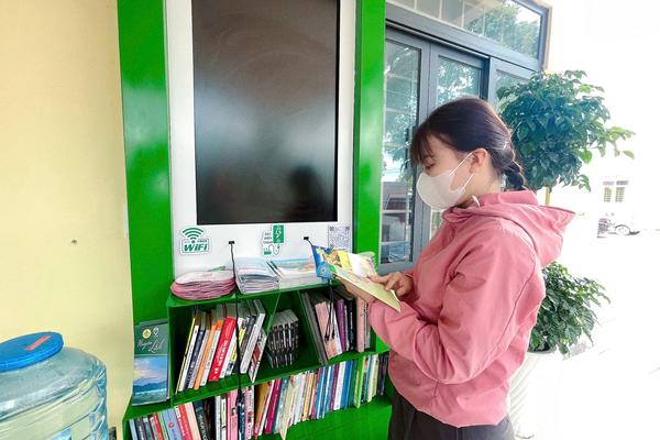 Chờ làm thủ tục hành chính, người dân một phường ở Đắk Lắk được “chiêu đãi” nước uống, sách hay và Wi-Fi