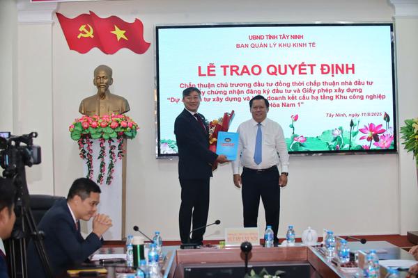 Tây Ninh: Trao quyết định chấp thuận đầu tư dự án 3.900 tỷ đồng