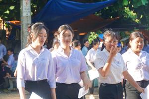 Học sinh Khánh Hòa có thể sử dụng đồng phục cũ hoặc đã mua trước đó để mặc, không nhất thiết buộc mua mới