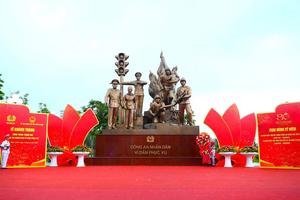Tượng đài “Công an Nhân dân vì dân phục vụ”: Điểm nhấn hấp dẫn cho du khách đến Quảng Ninh