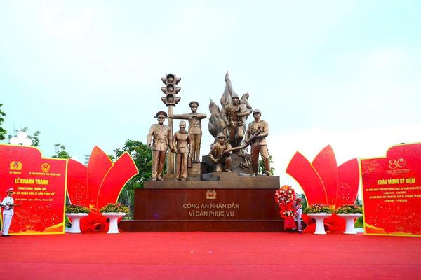 Tượng đài “Công an Nhân dân vì dân phục vụ”: Điểm nhấn hấp dẫn cho du khách đến Quảng Ninh