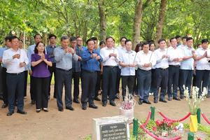 Phó Chủ tịch Quốc hội Lê Minh Hoan dâng hương tại Khu di tích Quốc gia đặc biệt Tân Trào