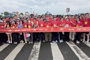 An Giang: Hàng ngàn người đi bộ “Cùng Việt Nam tiến bước”
