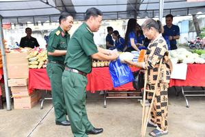 Phiên chợ 0 đồng ở TPHCM, ấm lòng nghĩa tình quân - dân