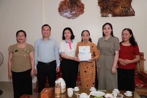 Đoàn Chủ tịch Trung ương Hội Liên hiệp Phụ nữ Việt Nam thăm, tặng quà Nhân dân tại Tuyên Quang