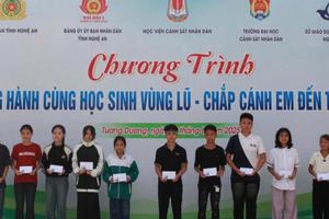 Chung tay chắp cánh học sinh vùng lũ Nghệ An đến trường
