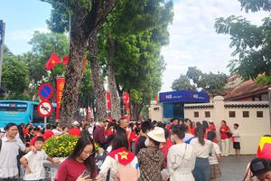 Hàng nghìn người dân chờ nhiều giờ đồng hồ để được xem tổng hợp luyện lần 2