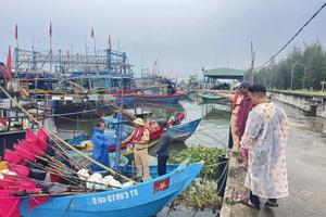 Bão số 5 Kajiki: Cảnh sát giao thông giúp Nhân dân khu vực ven biển ứng phó