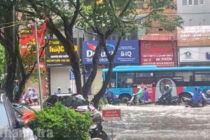 Ảnh hưởng bão số 5, nhiều tuyến phố ở Hà Nội ngập sâu