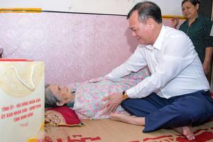 Ninh Bình: Thăm, tặng quà các gia đình chính sách, người có công với cách mạng nhân kỷ niệm 80 năm Ngày Quốc khánh