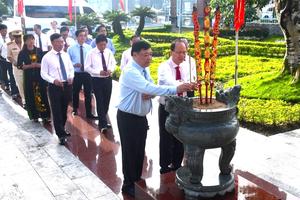 Cà Mau: Lãnh đạo tỉnh viếng, dâng hương tưởng niệm Chủ tịch Hồ Chí Minh và các Anh hùng liệt sĩ