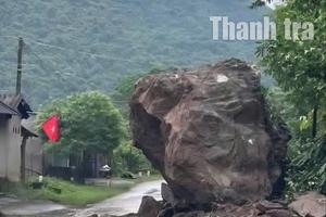 Đá núi sạt lở đe dọa an toàn dân cư miền Tây Nghệ An