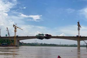 Phú Thọ: Hợp long cầu Phong Châu mới sau gần 9 tháng thi công