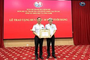 Ông Trần Đức Thái nhận Huy hiệu 30 năm tuổi Đảng