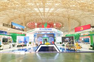 Chủ tịch HĐTV Petrovietnam Lê Mạnh Hùng kiểm tra gian trưng bày tại Triển lãm 80 năm thành tựu đất nước