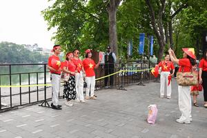 Ánh đỏ sao vàng bên Hồ Gươm ngày Tết Độc lập