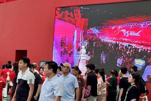 Biển người đổ về Đông Anh tham quan Triển lãm thành tựu đất nước