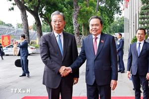 Chủ tịch Quốc hội hội đàm với Ủy viên trưởng Nhân đại toàn quốc Trung Quốc