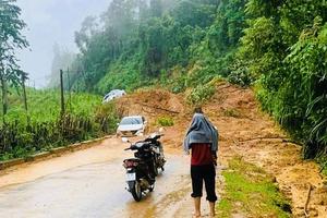 Thanh Hoá: Sạt lở núi đè trúng 3 ô tô đang đi chuyển trên đường