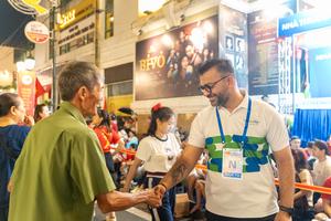 CEO Pharmacity trao tận tay từng chai nước cho người dân trong đêm đại lễ Quốc khánh