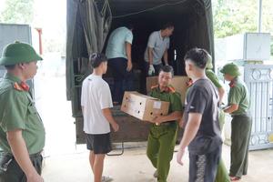 Công an Thanh Hóa giúp Nhân dân Yên Nhân vượt qua lũ dữ