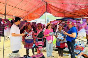 Lào Cai: Truyền thông trực tiếp về phòng, chống tác hại của thuốc lá tại 20 chợ phiên vùng cao