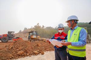 Lạng Sơn: Hàng ngàn con người và máy móc "vượt nắng thắng mưa" đẩy nhanh tiến độ cao tốc