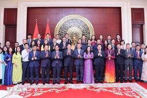 Chủ tịch nước gặp gỡ cộng đồng người Việt Nam tại Trung Quốc