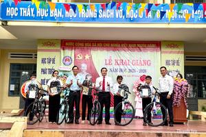 "Xe đạp yêu thương" thắp sáng ước mơ đến trường cho học sinh xã vùng xa Hòa Sơn (Đắk Lắk)