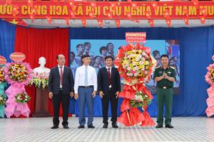 Lâm Đồng: Báo Thanh tra phối hợp với Bộ Chỉ huy Quân sự tỉnh trao quà nhân dịp khai giảng